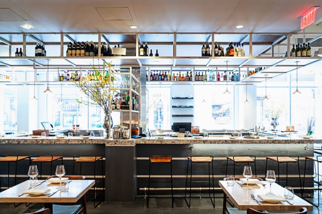 Modern restaurant bar in Centrolina, perfect for networking events and intimate gatherings.