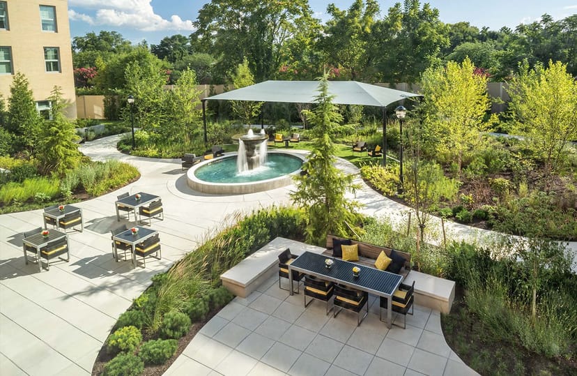 Patio in Modena with modern seating and lush greenery, ideal for events and gatherings.