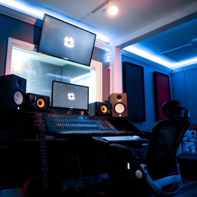 Modern audio editing studio, ideal for music production and sound engineering workshops.