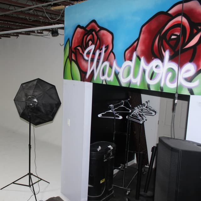 STUDIO R - RedRoom Lounge