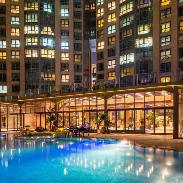 Bars at Sofitel Abu Dhabi Corniche, modern venue for events with inviting pool area.