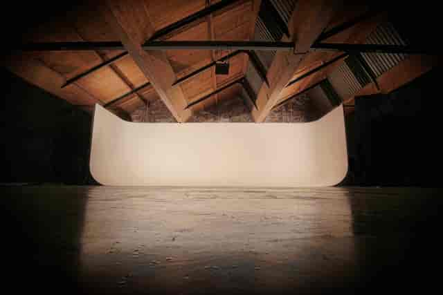 Versatile Green Room with high ceilings for product launches and workshops.