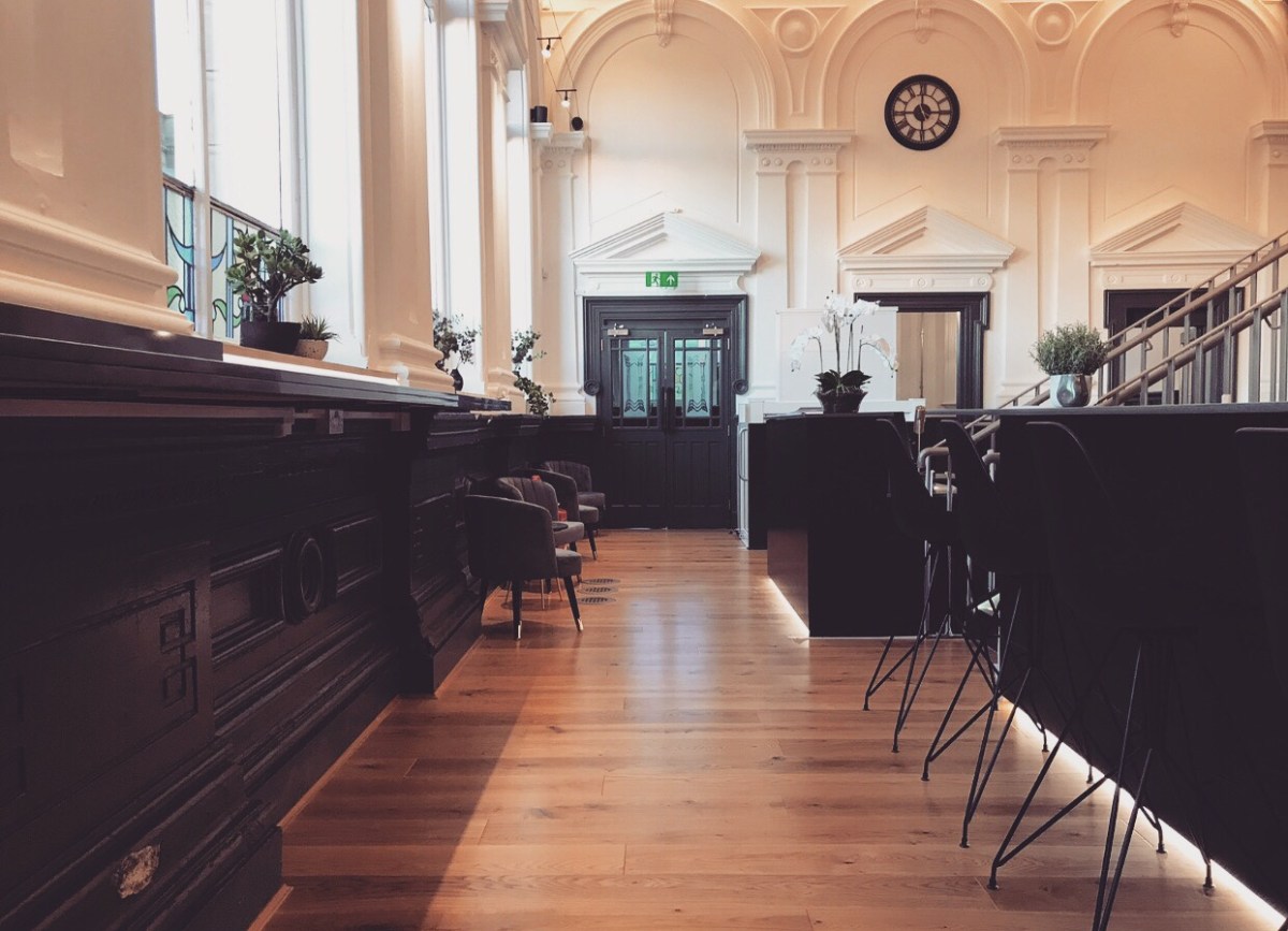 Modern meeting room with elegant design, ideal for networking events and collaboration. - Banner