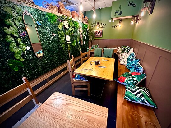 Cozy meeting space in Vine Inn with wooden tables, ideal for casual events and brainstorming. - Banner