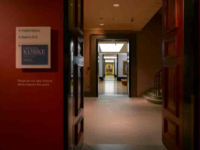 Elegant gallery entrance for sophisticated events, ideal for networking and private gatherings.