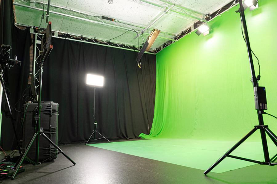 Professional green screen studio setup for virtual events and presentations - Banner