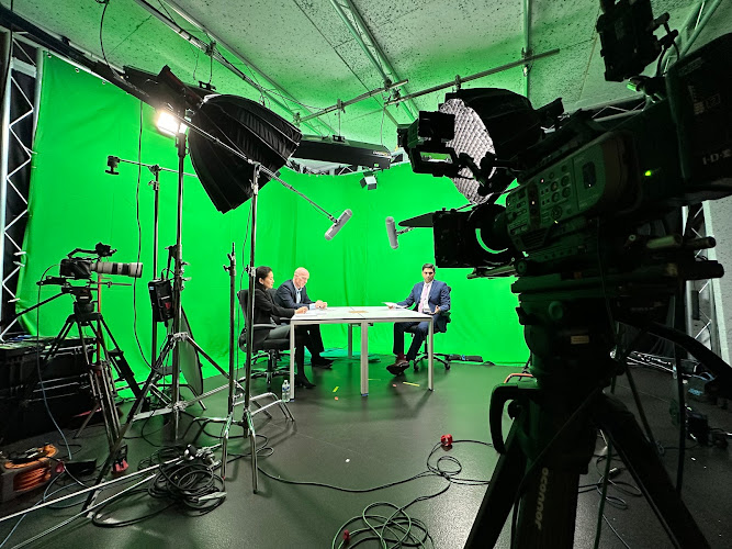 Professional video recording setup with green screen for virtual events and interviews. - Banner