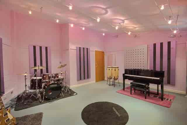 Versatile rehearsal space with acoustic panels for creative meetings and musical events.