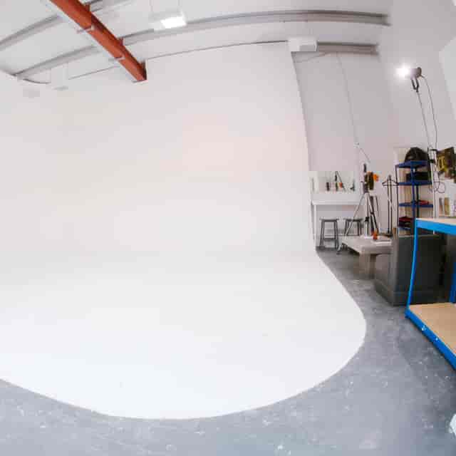 Minimalist photography studio setup ideal for meetings and hybrid events.