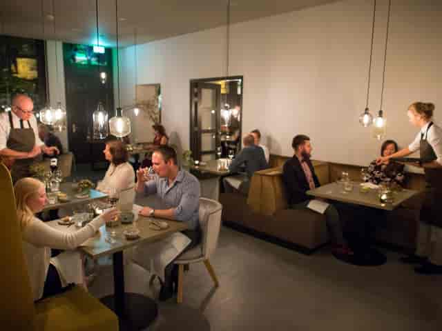 Stylish Restaurant Vermeer: modern decor, intimate dinners, corporate events.