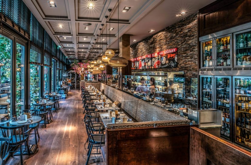 Spacious Ron Gastrobar with modern decor, ideal for corporate meetings and social events.