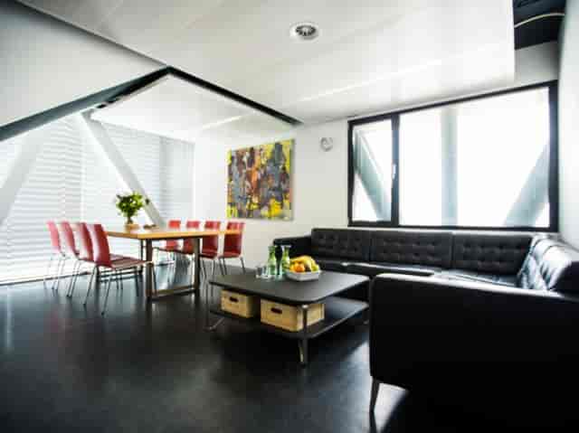 Modern meeting space in BIMHUIS with natural light for brainstorming sessions.
