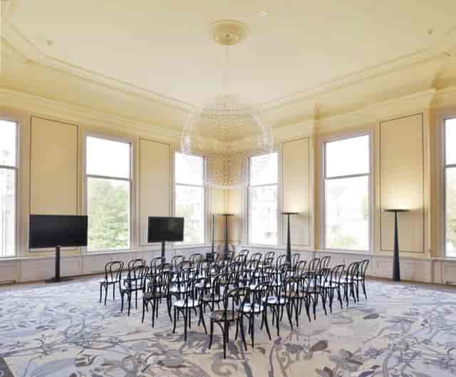 Royal Hall in ARTIS: Chic event space with sleek chairs, ideal for meetings and presentations.
