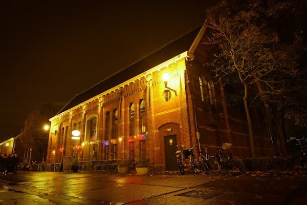 Charming brick venue illuminated at night, perfect for events and gatherings in Het Ketelhuis.