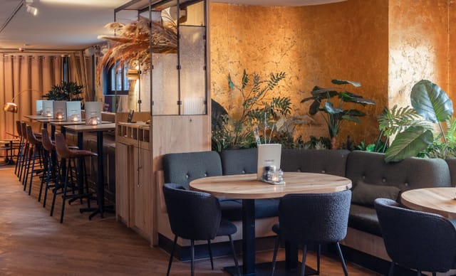 Stylish meeting space in Park Zuid with plants, ideal for networking and brainstorming.