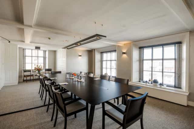 Modern meeting room in Kasteel Woerden, perfect for conferences and professional gatherings.