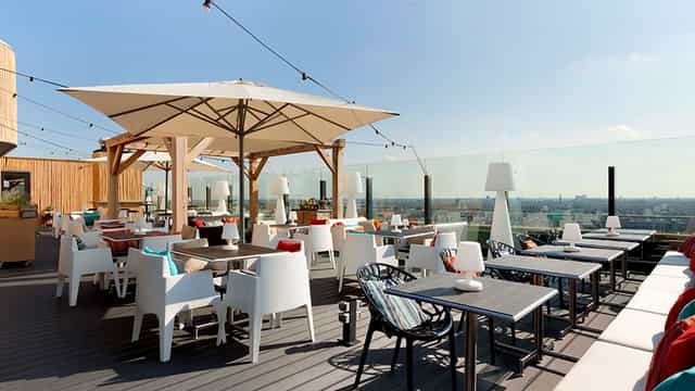 Skybar at Floor17: stylish rooftop venue with city skyline, perfect for events and receptions.