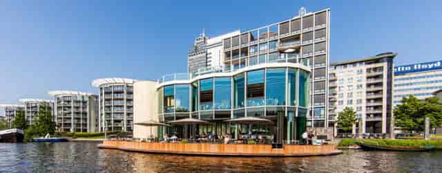 Modern waterfront venue Torenkamer in Ode aan de Amstel for events and gatherings.