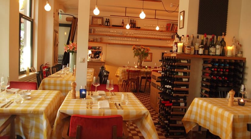 Charming Restaurant Marius with checkered tablecloth, ideal for intimate events and meetings.