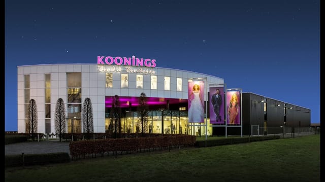 Koonings Ballroom venue, modern architecture for weddings and conferences, night illumination.
