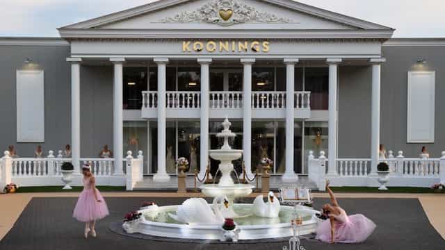 Orangery in Koonings with swans, perfect for upscale weddings and events.