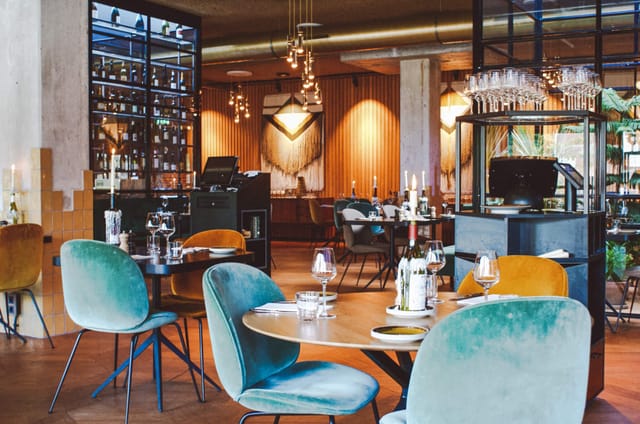 Brunch restaurant in The Lobby Fizeaustraat, stylish dining space for corporate events.