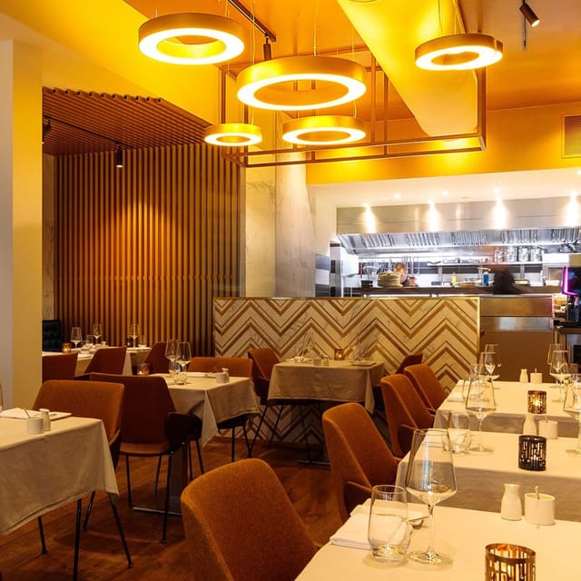 Modern restaurant interior in Senses Amsterdam, ideal for events and gatherings.