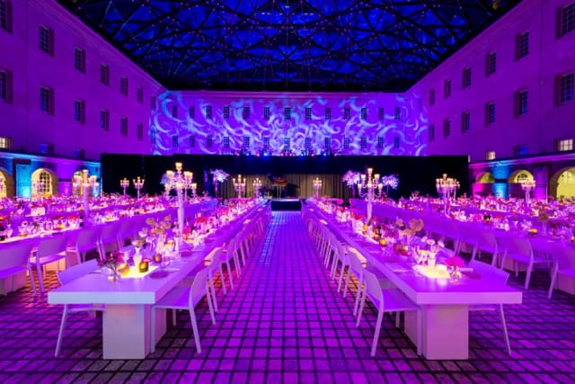 Elegant long tables in Het Scheepvaartmuseum's Open Courtyard for a gala dinner event.