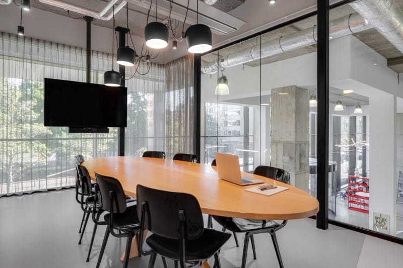 Modern meeting room in La Place with sleek table for corporate events and presentations.