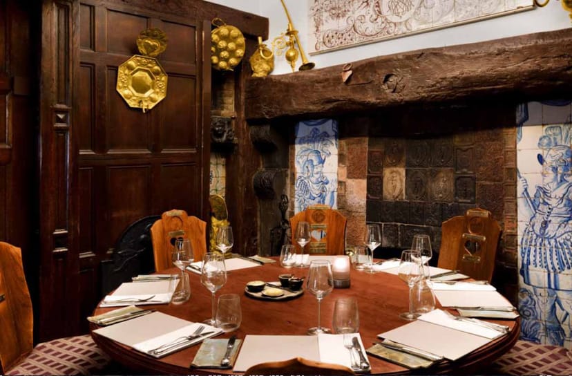 Intimate dining space with round table in De Rembrandtkamer for private dinners or meetings