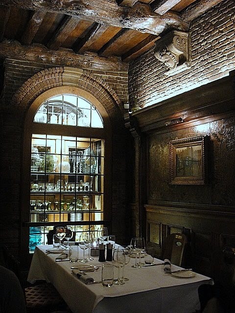 Elegant glassware display in upscale Restaurant d'Vijff Vlieghen, ideal for events.