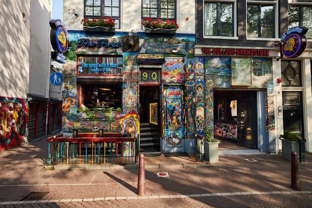 Colorful coffee shop in Art Hotel Amsterdam, perfect for creative events and meetups.