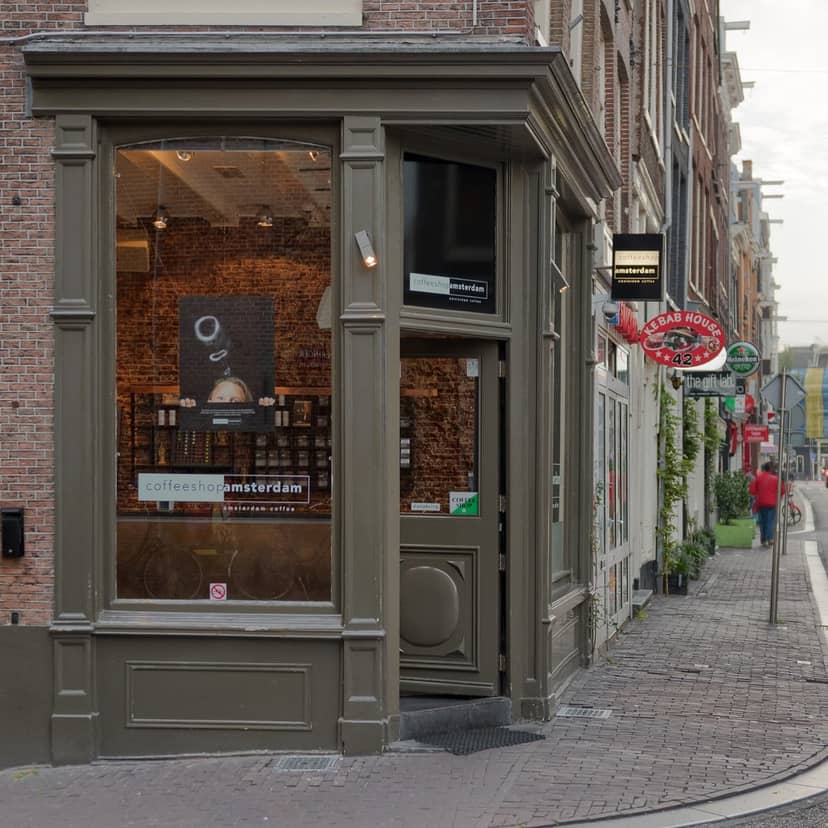 Cozy coffee shop in Art Hotel Amsterdam, ideal for networking events and meetings.