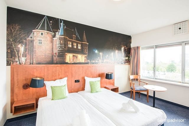 Meeting Room at New West Inn Amsterdam with two single beds for business events.