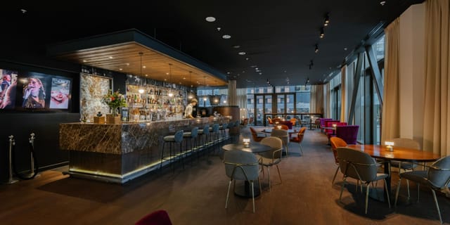 Stylish bar area in Crowne Plaza Amsterdam-South, perfect for cocktail receptions and networking.