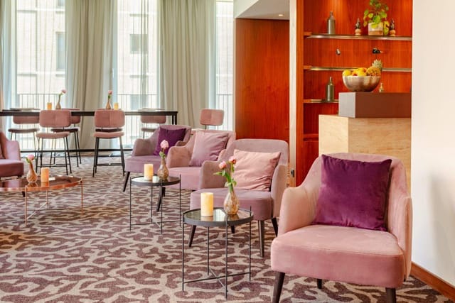 Chic meeting space in Crowne Plaza Amsterdam-South for networking and breakout sessions.