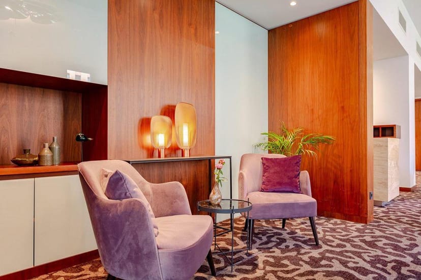 Modern lounge in Crowne Plaza Amsterdam-South for networking and informal meetings.