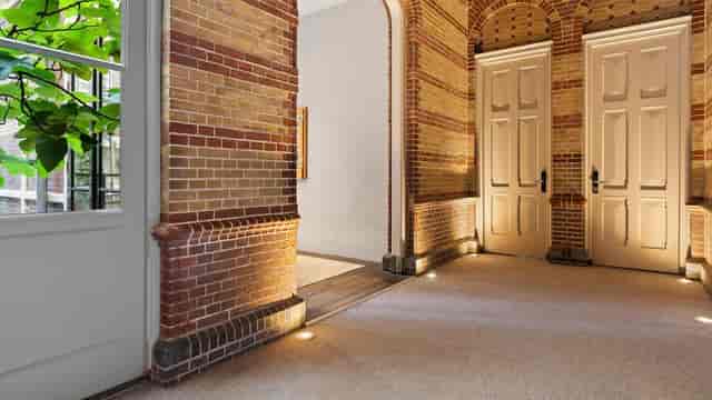 P.C. Hooft Salon entrance, elegant brick walls, ideal for meetings and events in Amsterdam.