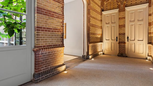 P.C. Hooft Salon entrance, elegant brick walls, ideal for meetings and events in Amsterdam.