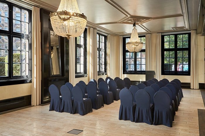 P.C. Hooft Salon meeting space in Amsterdam with elegant natural light and navy blue chairs