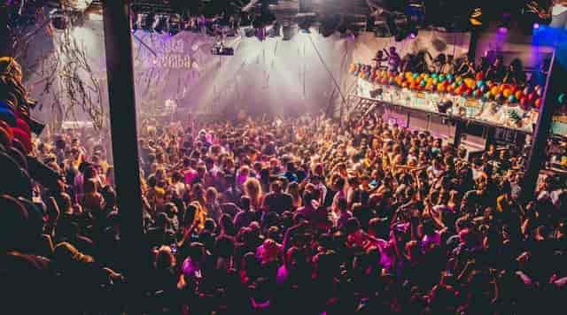 Vibrant crowd at OZ in Melkweg, perfect for lively entertainment events.
