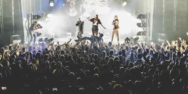 OZ concert at Melkweg with vibrant lighting and engaged audience energy.