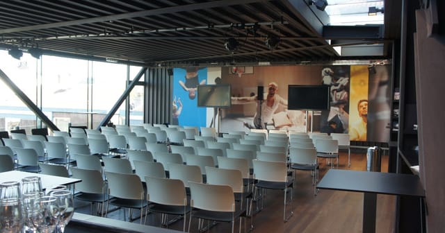 Modern meeting space in Koninklijke Foyer, ideal for presentations and workshops.