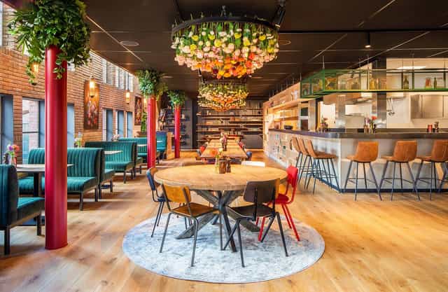 Restaurant Le Début event space with floral chandeliers, perfect for meetings and gatherings.