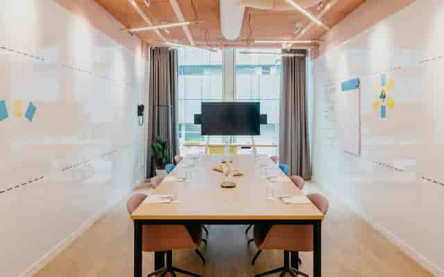 Modern conference room at Hotel Casa with large table, ideal for workshops and meetings.