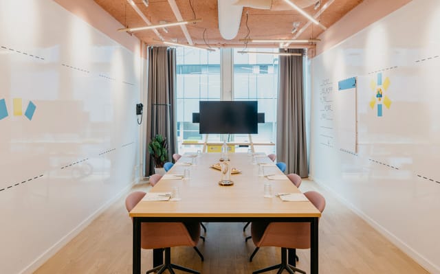 Modern conference room at Hotel Casa with large table, ideal for workshops and meetings.