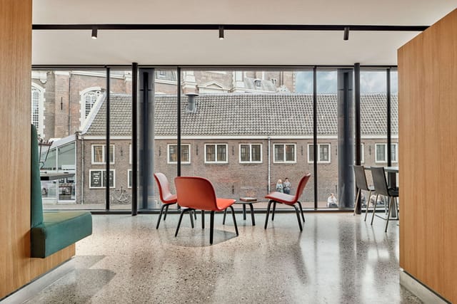 Modern café in Anne Frank House with large windows, ideal for creative meetings and events.