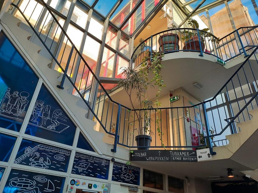 Modern staircase with vibrant glass in Etage, Cinetol - ideal for meetings and events.