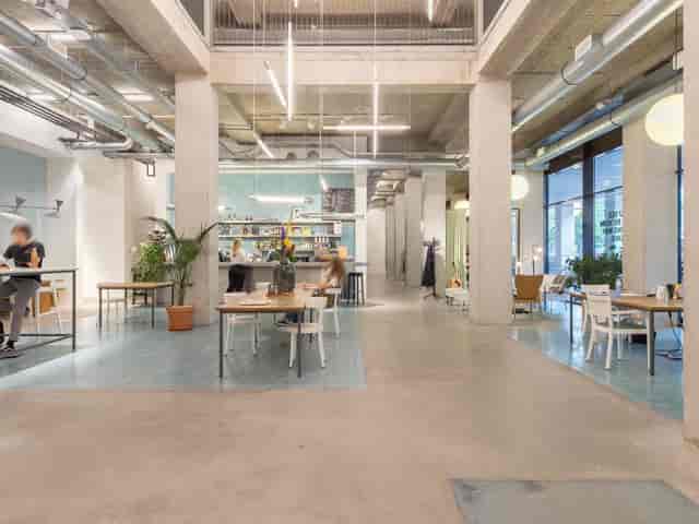 Modern coworking space in Cinetol with natural light, ideal for meetings and workshops.