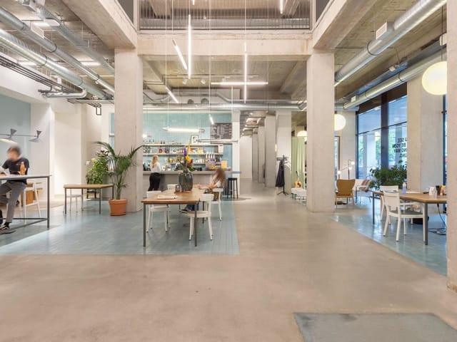 Modern coworking space in Cinetol with natural light, ideal for meetings and workshops.